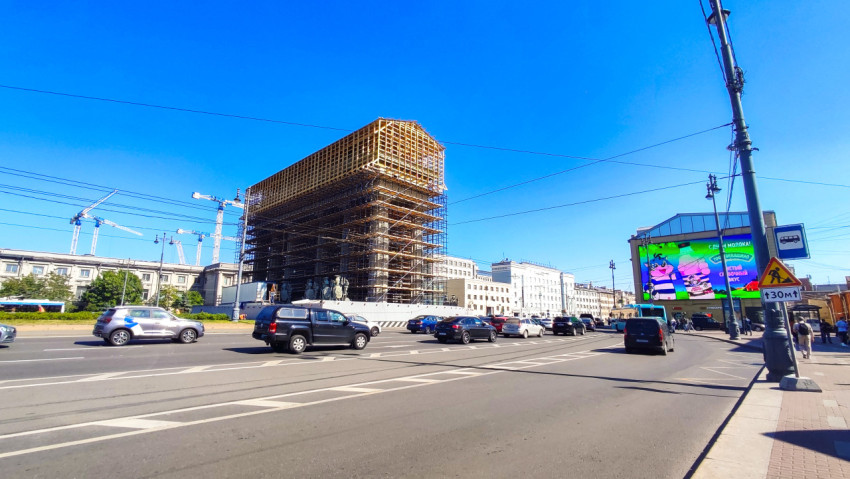 Московские Триумфальные ворота в Санкт-Петербурге под реставрацией