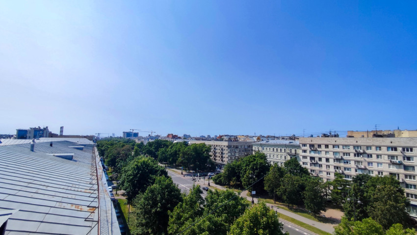 Вид с крыши жилого района на городскую улицу