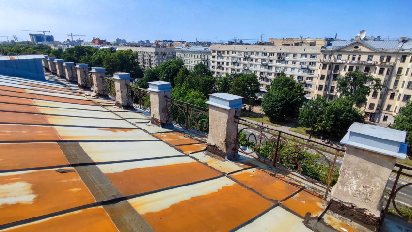 Парапет и кровля исторического дома с видом на квартал Санкт-Петербурга