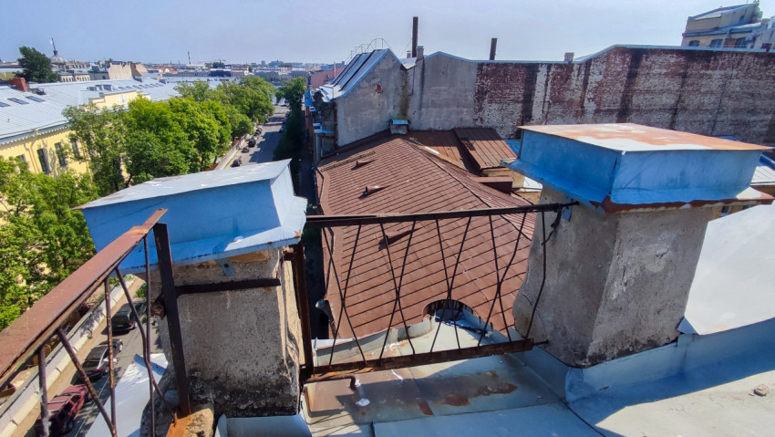 Парапет с металлическим ограждением и видом на дворы