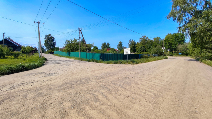 Перекресток грунтовых дорог в сельской местности