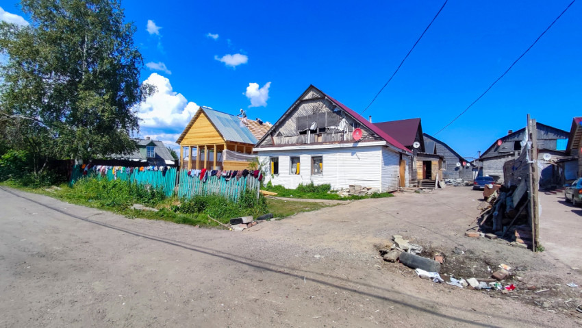 Деревенская улица с жилыми домами и сушащимся бельём
