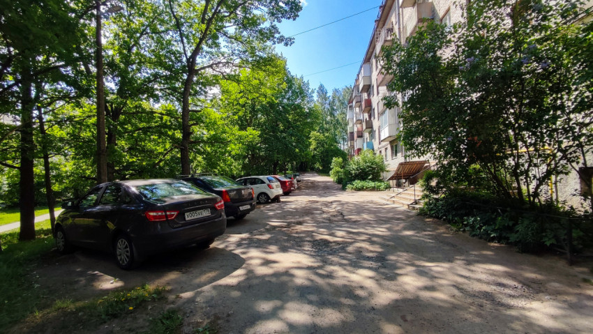 Парковка автомобилей у многоэтажного дома
