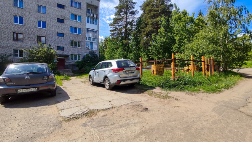 Припаркованные автомобили у жилого дома и газовое оборудование
