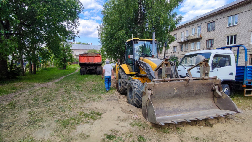 Строительная техника на объекте благоустройства во дворе