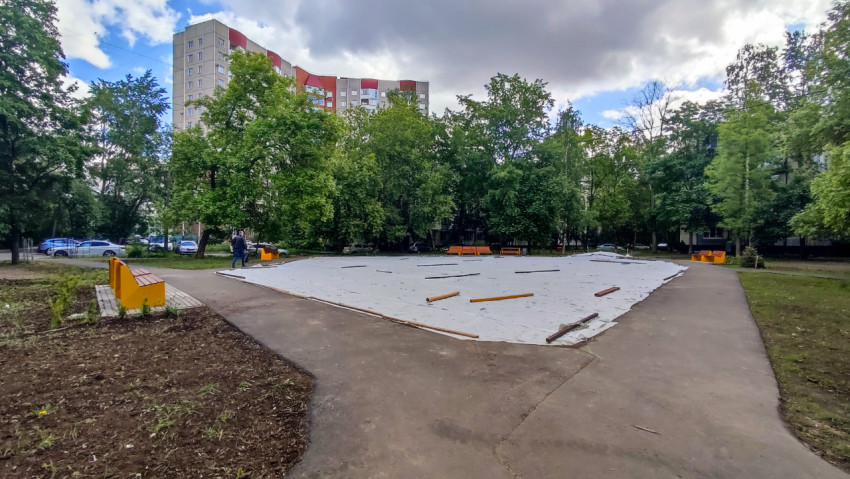 Площадка в жилом дворе во время благоустройства