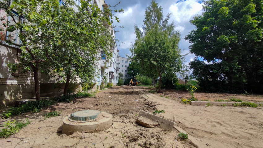 Земляные работы во дворе жилого дома