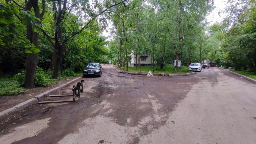 Дорожные работы во дворе жилого квартала