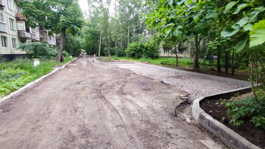 Подготовка основания для новой дороги во дворе