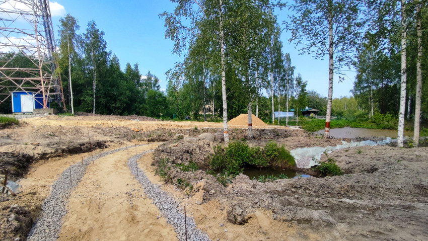 Дорожка из щебня и песка рядом с водоёмом
