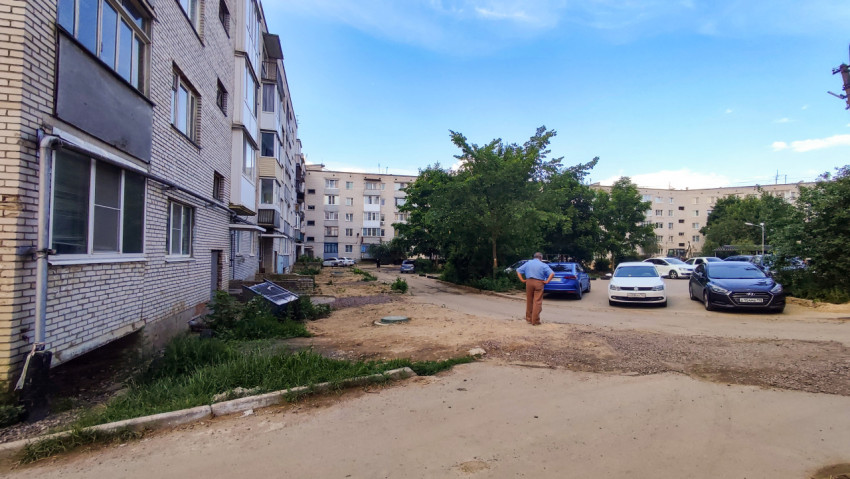 Двор многоквартирного дома с незавершенным благоустройством