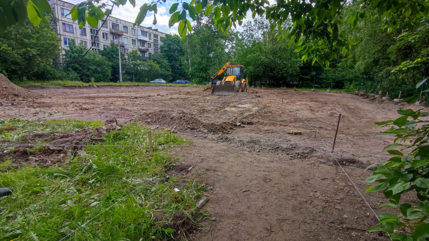 Экскаватор на площадке во время земляных работ