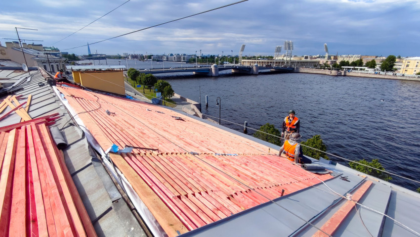 Кровельные работы на доме у набережной Невы