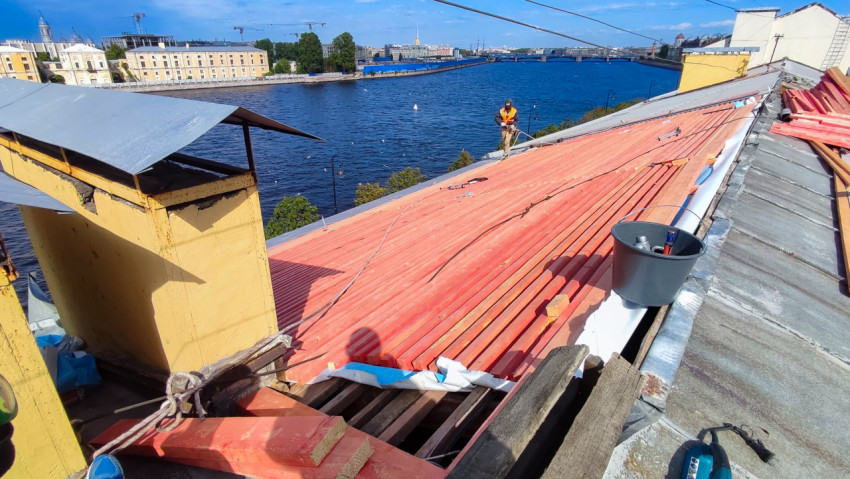 Ремонт крыши жилого дома на набережной Невы