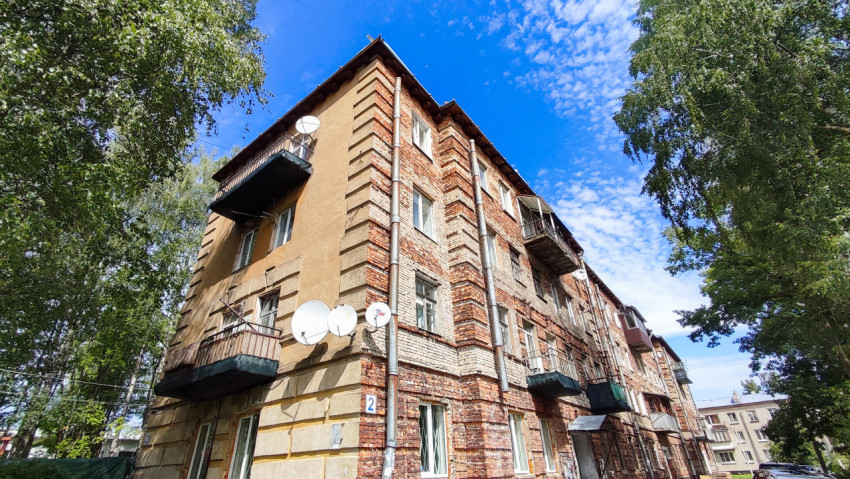 Фасад жилого кирпичного дома советской постройки