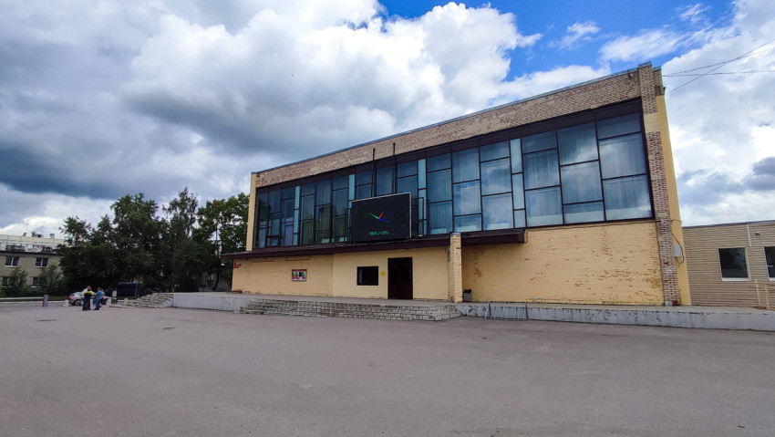 Лесколовский дом культуры с витражным фасадом и электронным экраном