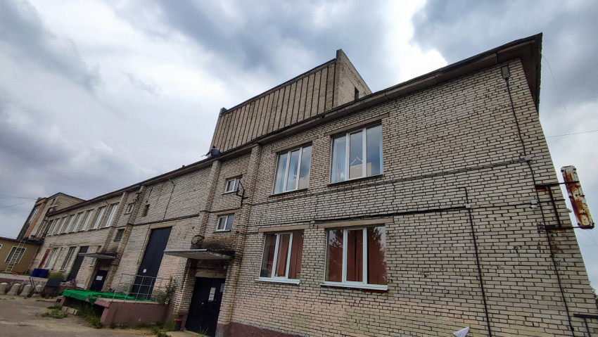 Кирпичное здание советского периода с плоской крышей