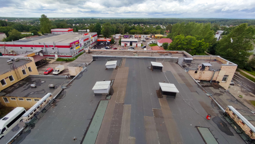 Плоская крыша здания с вентиляционными шахтами