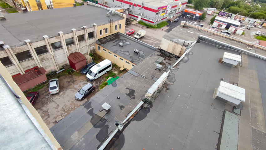 Парковка и хозяйственные постройки во дворе промзоны