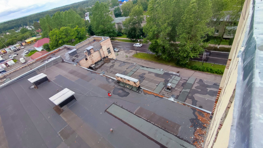 Вид с крыши на улицу и зелёные насаждения