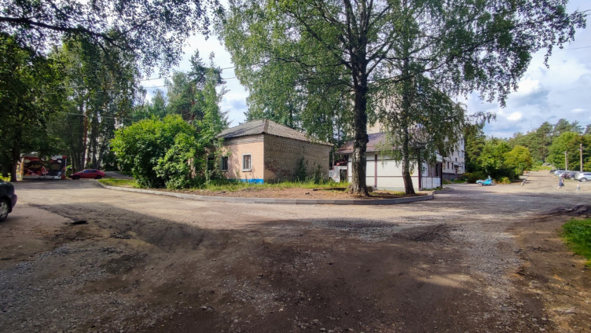 Гравийная дорога возле старого здания