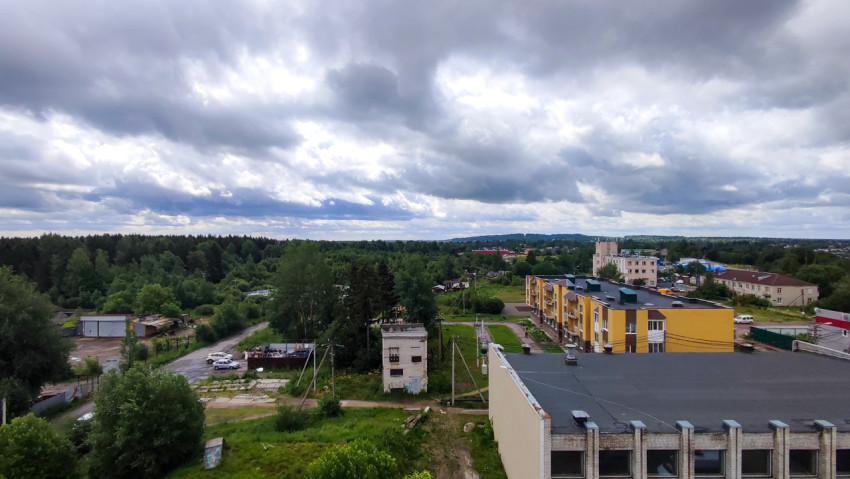 Вид на окраину города с жилыми домами и зелёными массивами