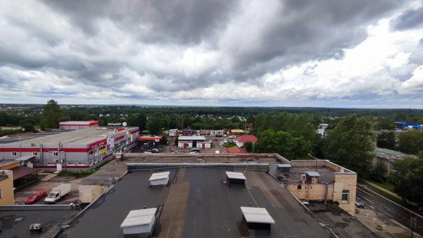 Вид на торговые здания и жилой район с высоты