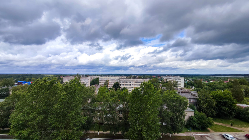 Панорамный вид на жилой район и зелёные массивы