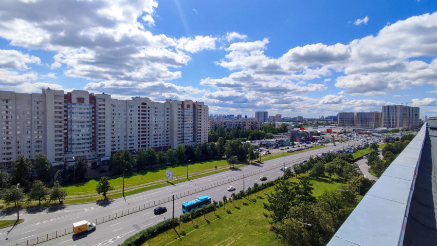 Жилые дома и транспорт на проспекте в солнечный день