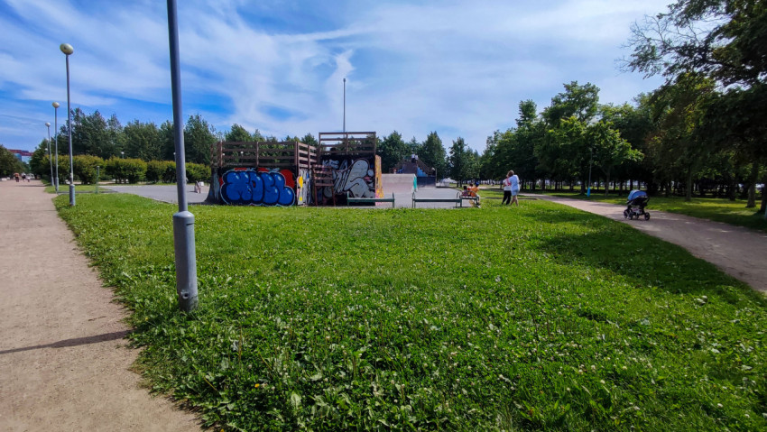 Скейт-парк в городском парке летом