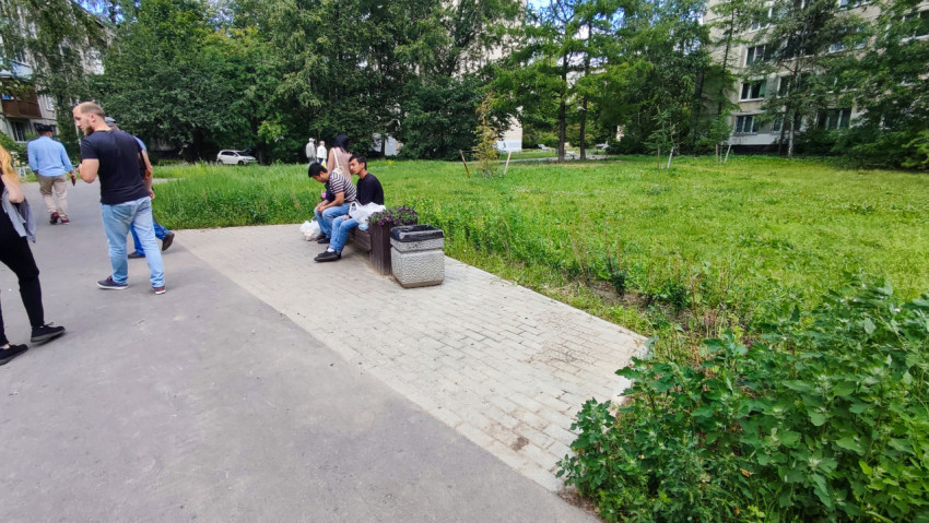 Скамейка и люди во дворе жилого дома