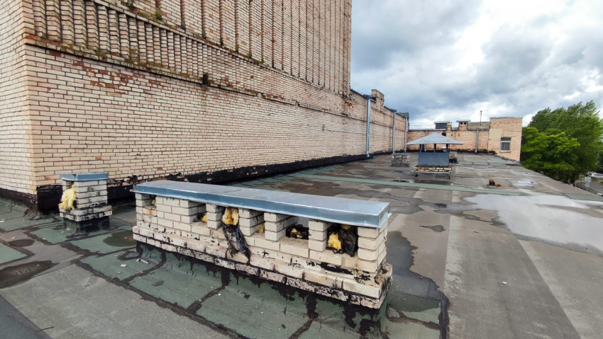 Крыша кирпичного здания с вентиляционными шахтами