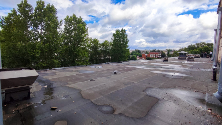 Вид на плоскую крышу здания после дождя