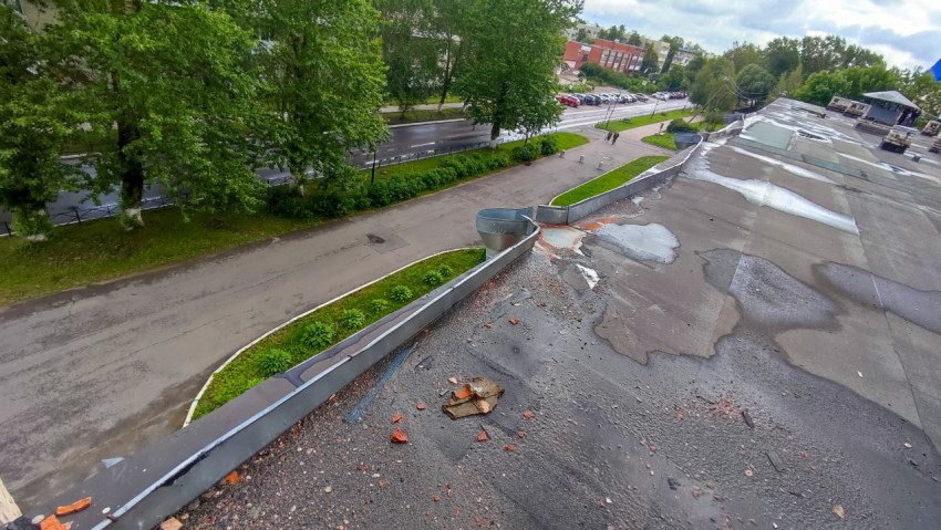 Вид с крыши здания на дорогу и деревья