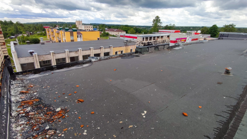 Вид с крыши здания на жилой район с поврежденным парапетом