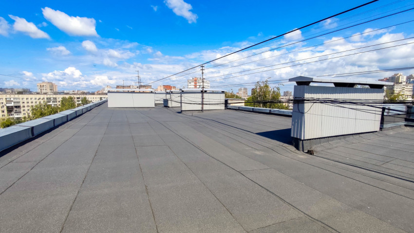 Плоская крыша многоквартирного дома с техническими надстройками