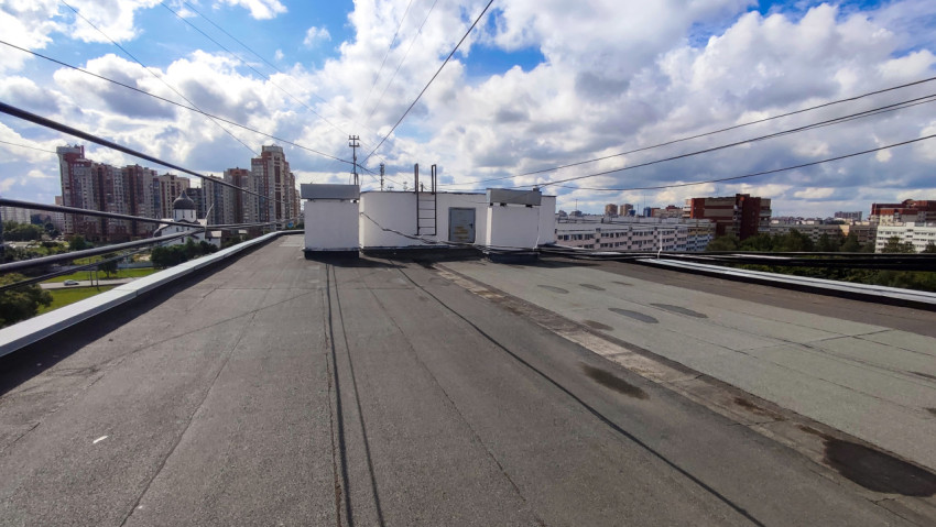 Плоская крыша жилого дома с техническими сооружениями