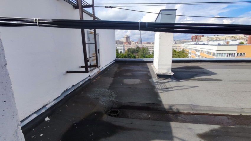 Участок кровли жилого дома с вентиляционным коробом и дренажом