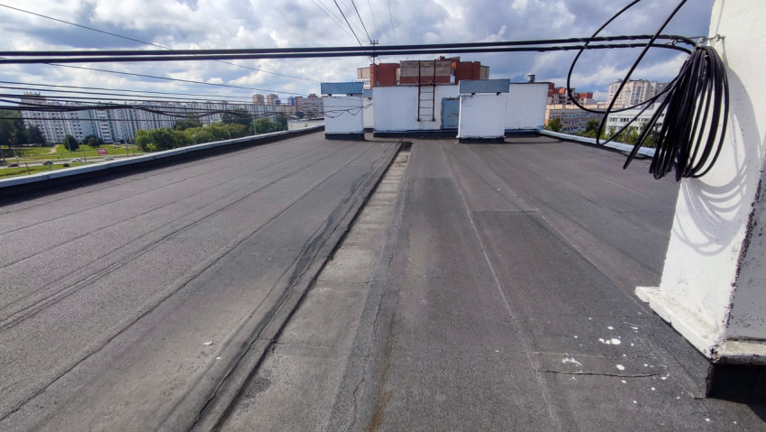 Крыша жилого дома с центральным проходом и кабельными линиями