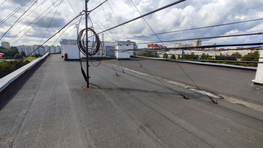Плоская крыша с кабельными коммуникациями и дренажом