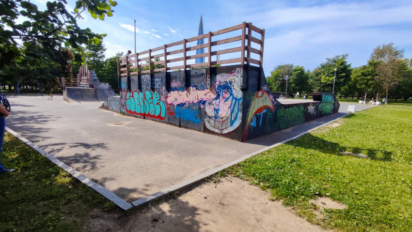 Скейт-парк с граффити и видом на башню Лахта Центр