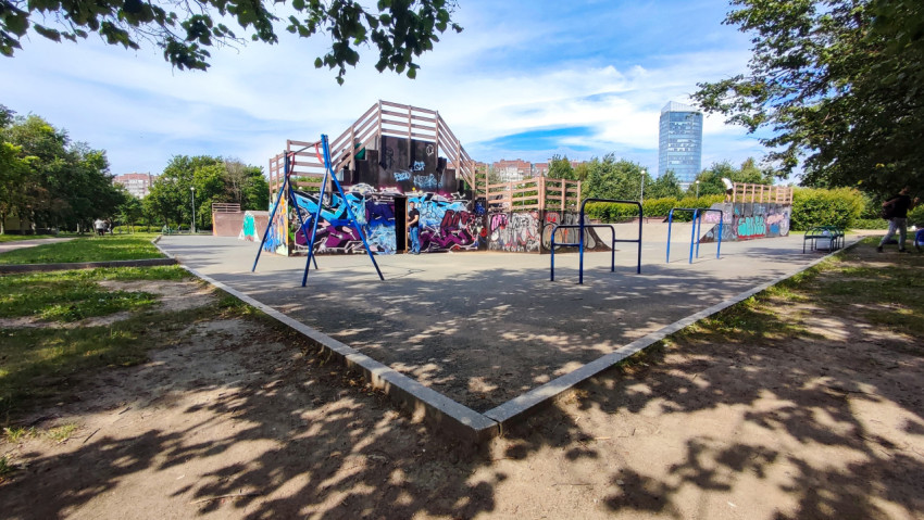 Спортивная площадка с рампами, граффити и турниками