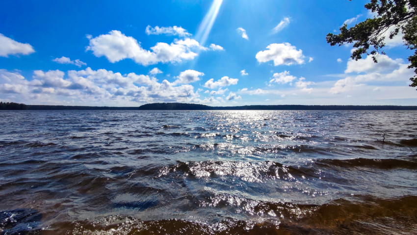 Озеро с рябью на воде и облачным небом