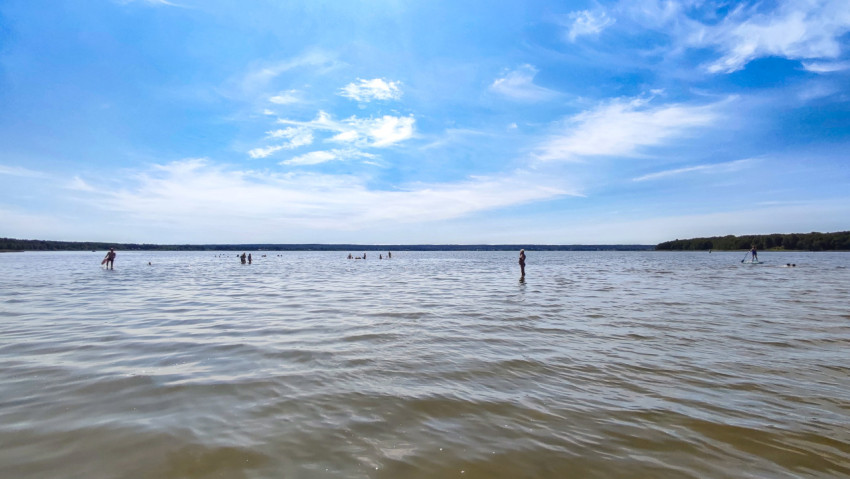 Люди отдыхают в воде на озере в солнечный день