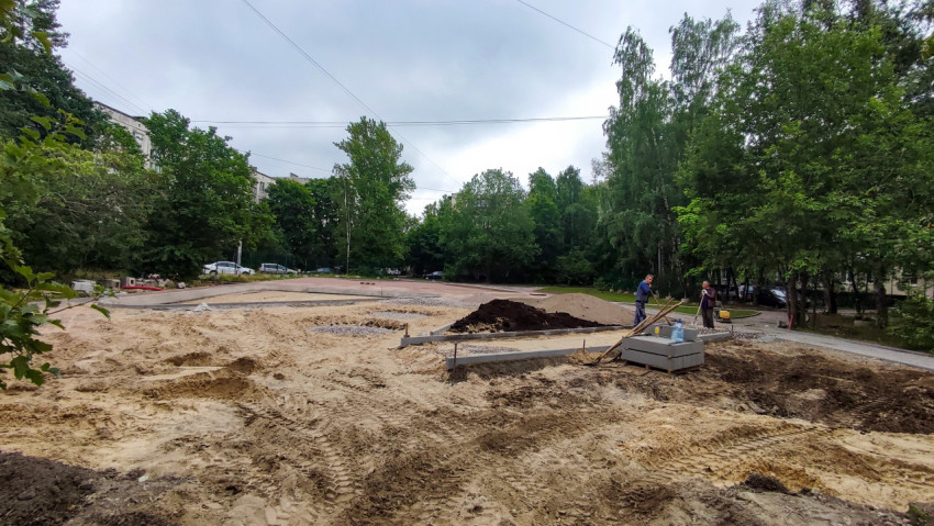 Рабочие выполняют благоустройство дворовой территории