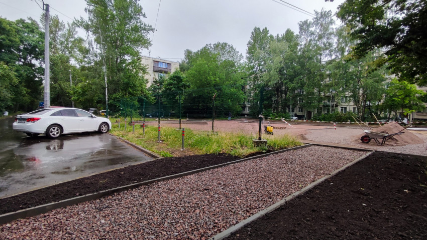 Строительные работы во дворе с подготовкой покрытия