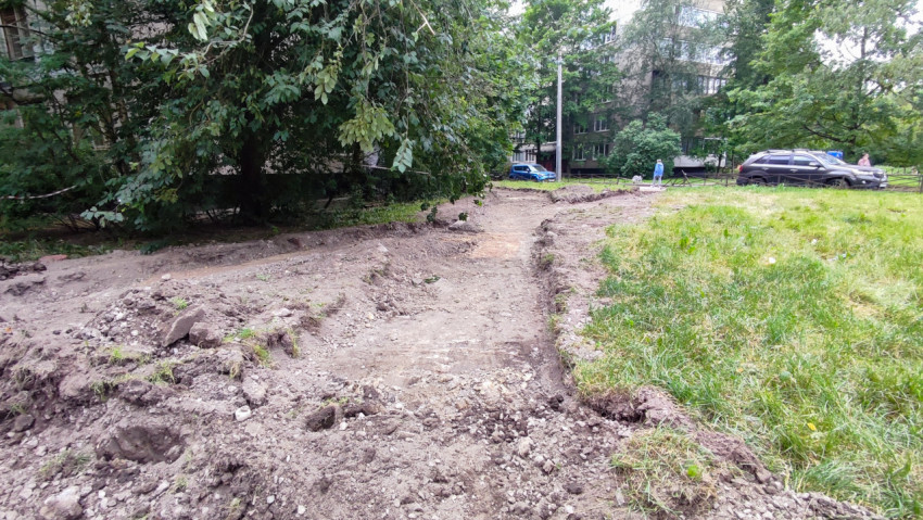 Раскопанный участок земли возле жилого дома