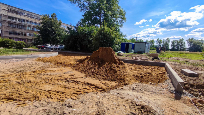 Насыпь песка на строительной площадке двора