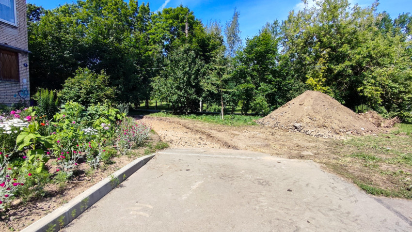 Склад грунта рядом с жилым домом