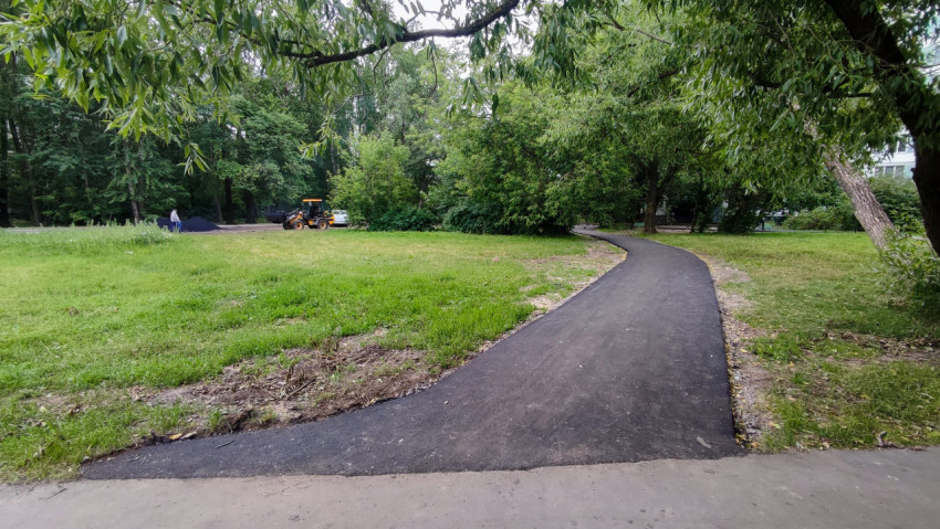 Асфальтированная пешеходная дорожка в парковой зоне